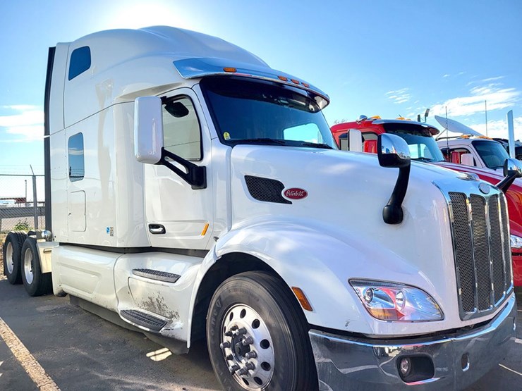 2022-peterbilt-579-image-2