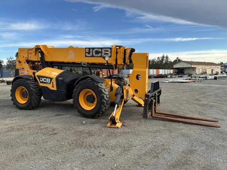2014-jcb-telescopic-reach-lift-image-2