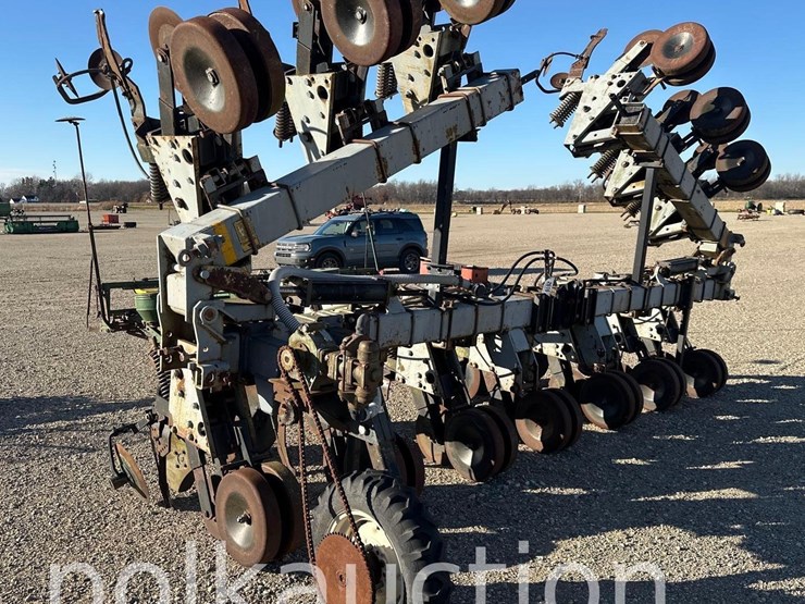 2616---hiniker-12-row-cultivator/-nitrous-applicator-image-1