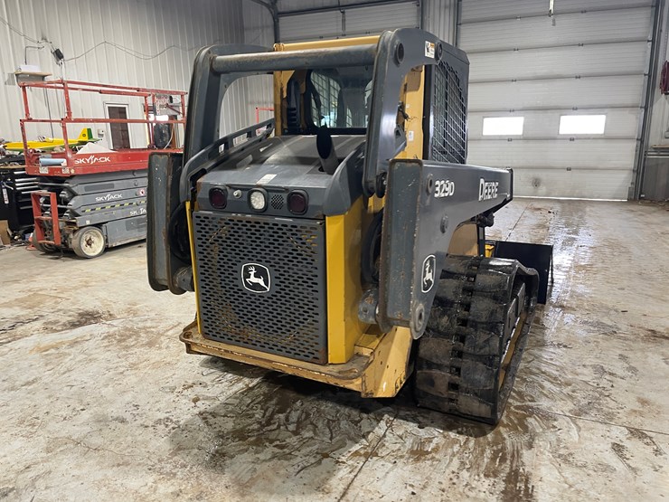 2011-john-deere-329d-image-7