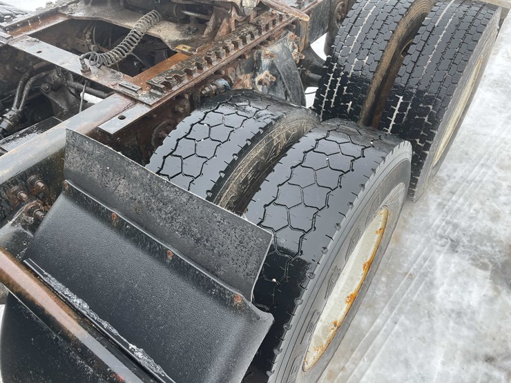 #308-•-2005-freightliner-columbia-semi-tractor-(has-wi-title)-(denmark,-wi)-image-44