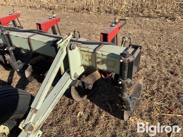 orthman-8r30-fertilizer-bar-image-14