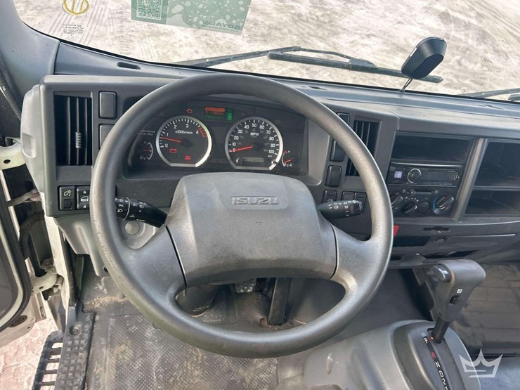 2016-isuzu-npr-image-11