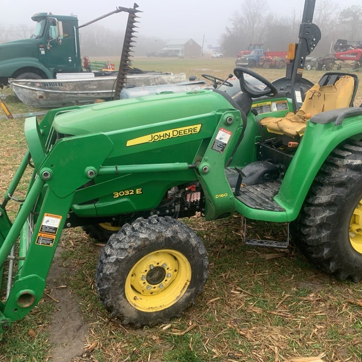 JOHN DEERE 3032E