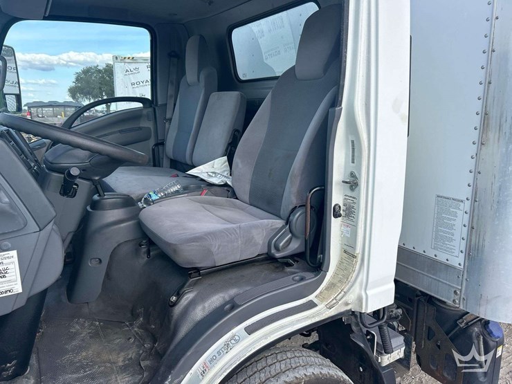 2016-isuzu-npr-image-13