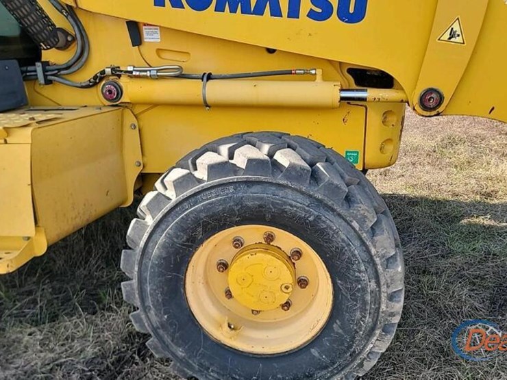 komatsu-wb146-image-10