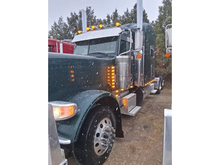 2023-peterbilt-389-image-3
