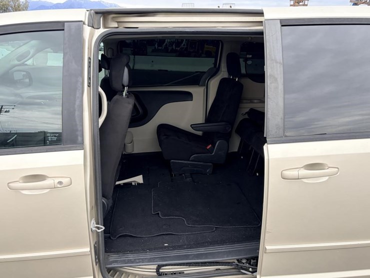 2015-dodge-caravan-image-12