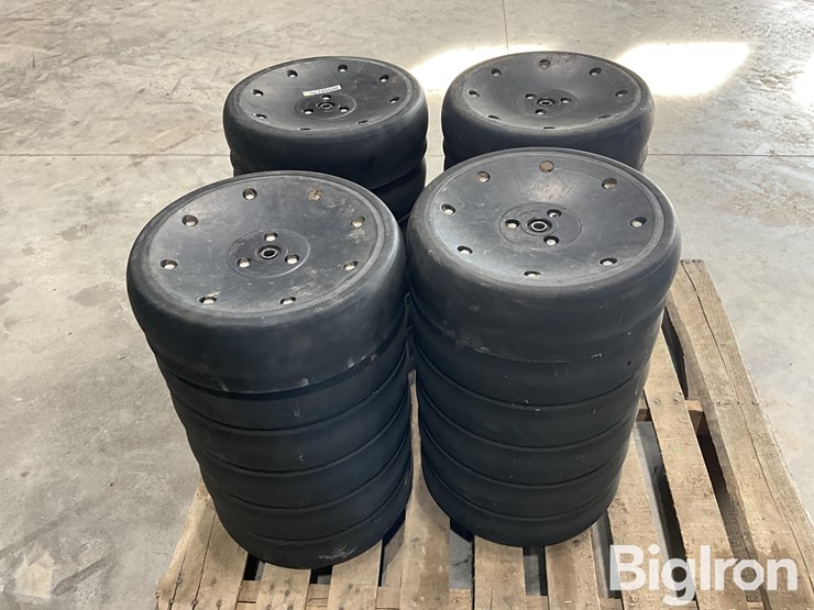 john-deere-xp-planter-row-unit-depth-gauge-wheels-image-4