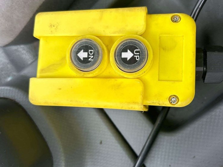 2016-isuzu-npr-image-18