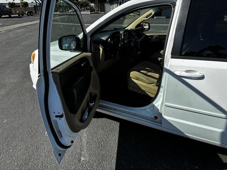 2015-dodge-caravan-image-11