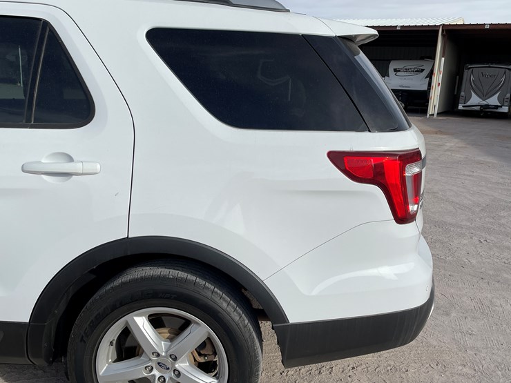 2017-ford-explorer-image-31