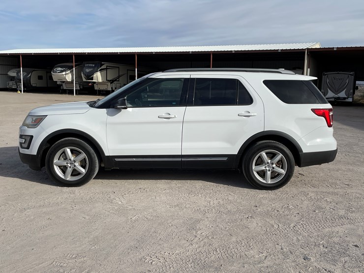 2017-ford-explorer-image-8