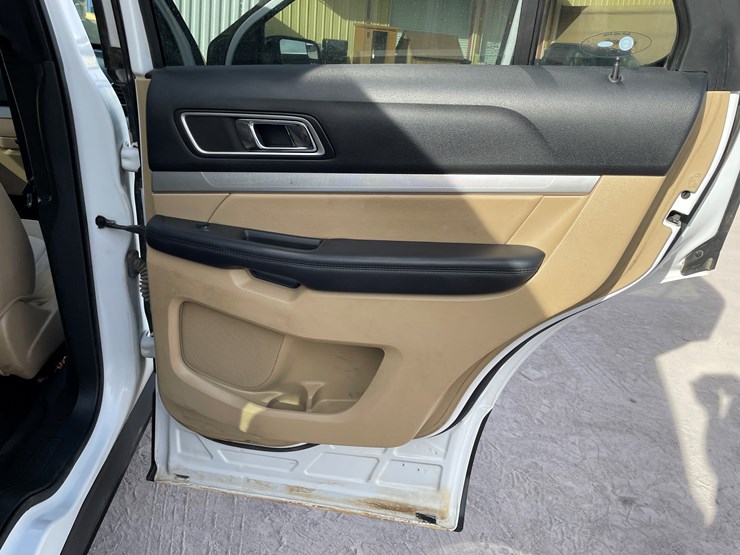 2017-ford-explorer-image-56