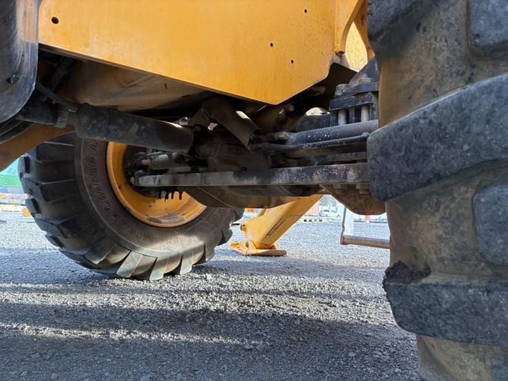 2014-jcb-telescopic-reach-lift-image-13