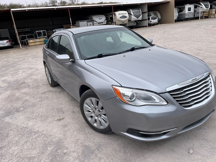 #111-•-2013-chrysler-200-(nm-title)-image-3