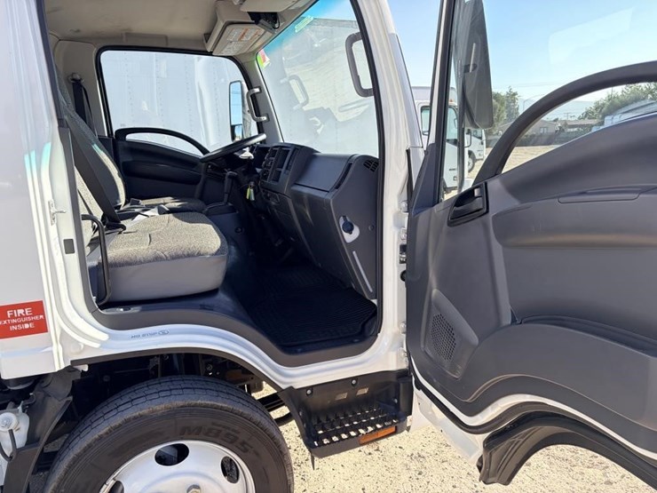 2023-isuzu-nrr-image-15