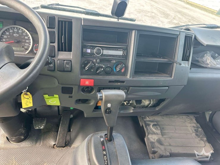 2016-isuzu-npr-image-15