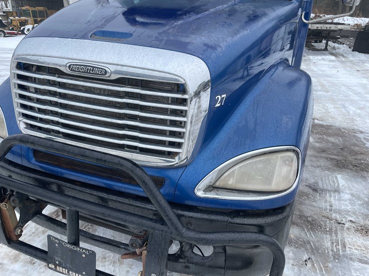 #308-•-2005-freightliner-columbia-semi-tractor-(has-wi-title)-(denmark,-wi)-image-10