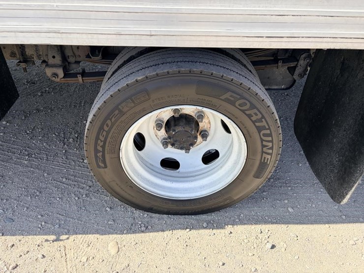 2017-isuzu-nrr-image-10