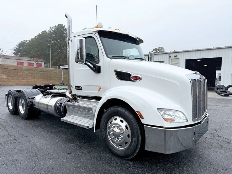 2020-peterbilt-579-image-1