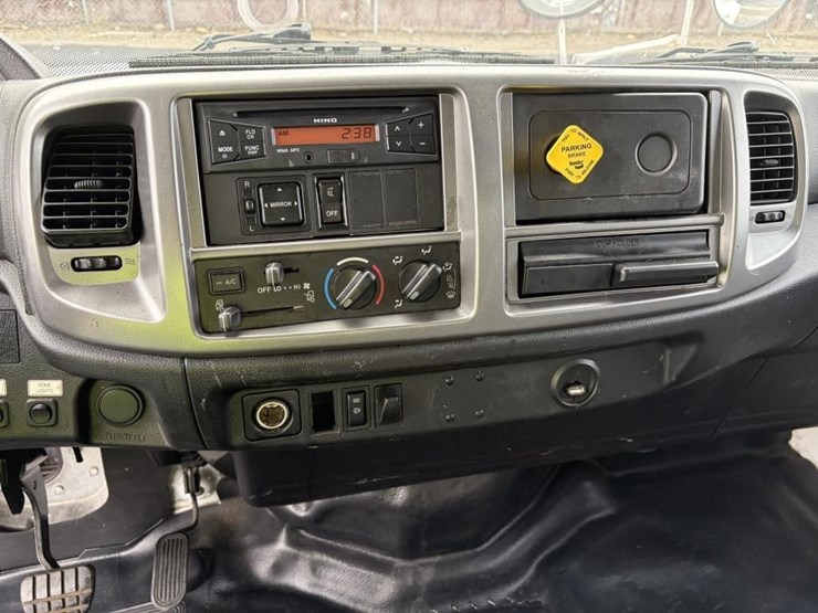 2016-hino-box-truck-image-16