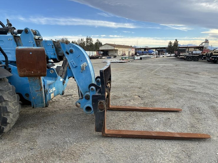 2015-genie-gth-10telescopic-reach-lift-image-6