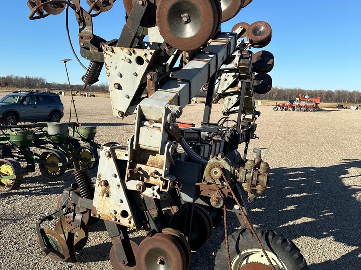 2616---hiniker-12-row-cultivator/-nitrous-applicator-image-2