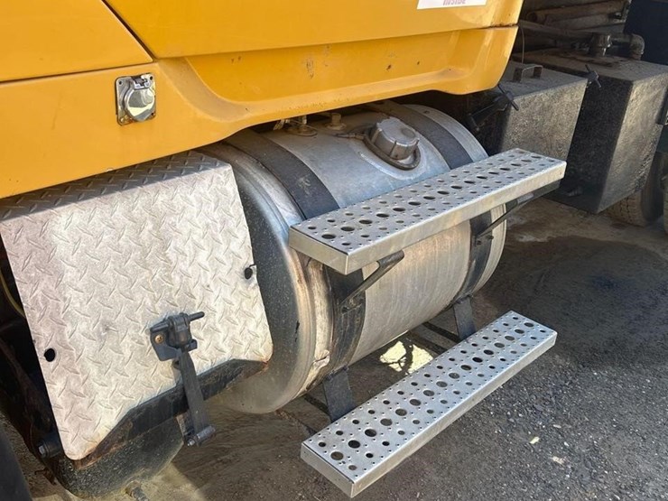 2008-sterling-l8500-image-10