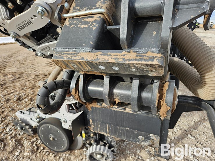 2023-harvest-international-16r30-stack-fold-center-fill-planter-image-13