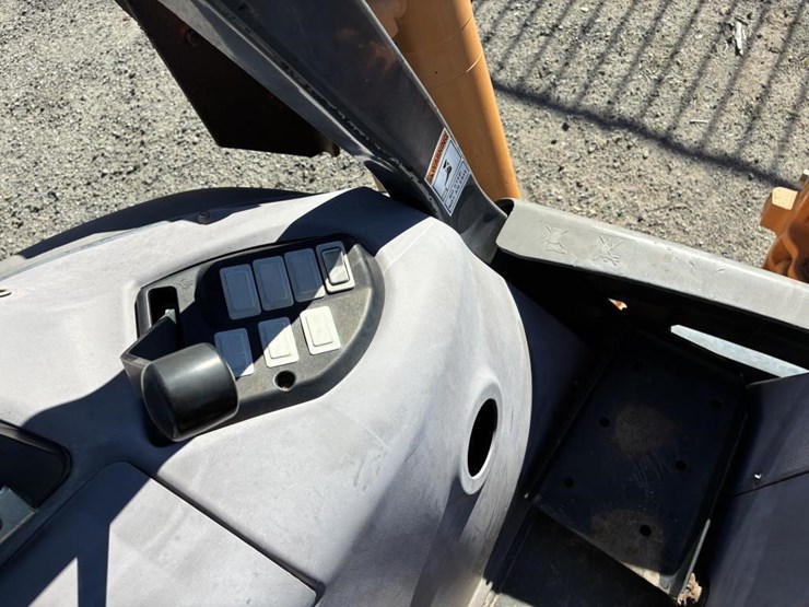 2004-case-580m-image-24