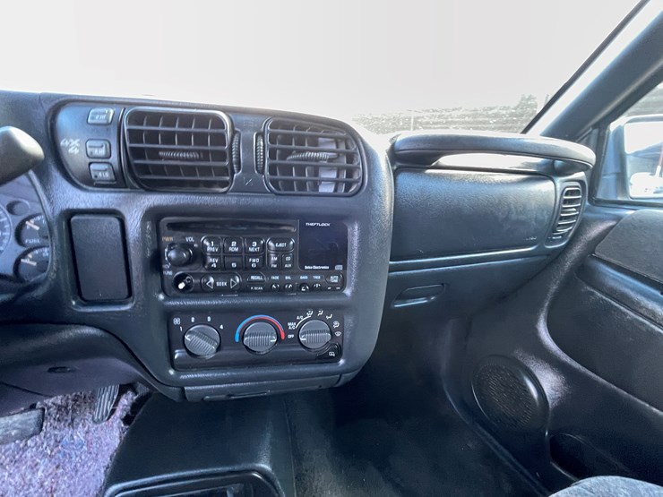 2002-chevrolet-s10-image-38