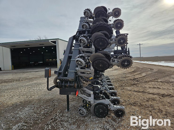 2023-harvest-international-16r30-stack-fold-center-fill-planter-image-8