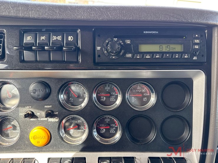 2013-kenworth-t800-image-37