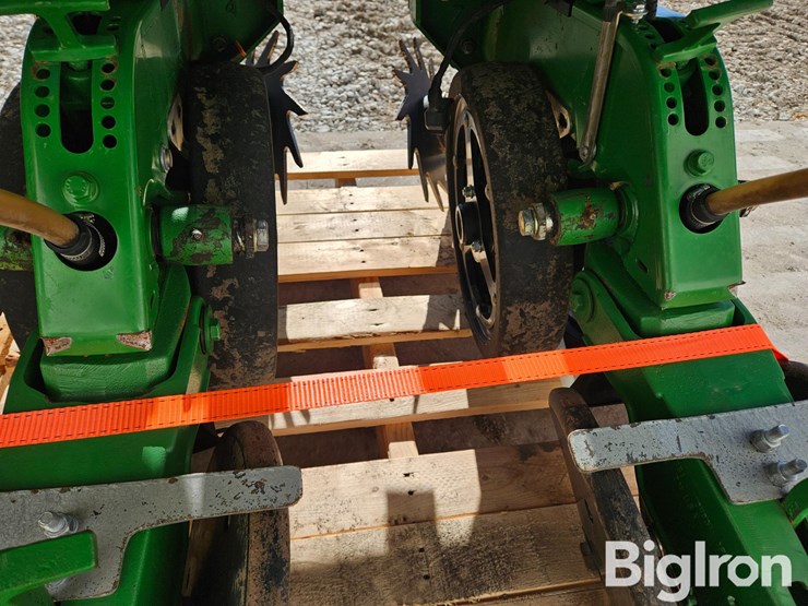 john-deere-max-emerge-plus-row-units-w/precision-planting-v-drives-image-15