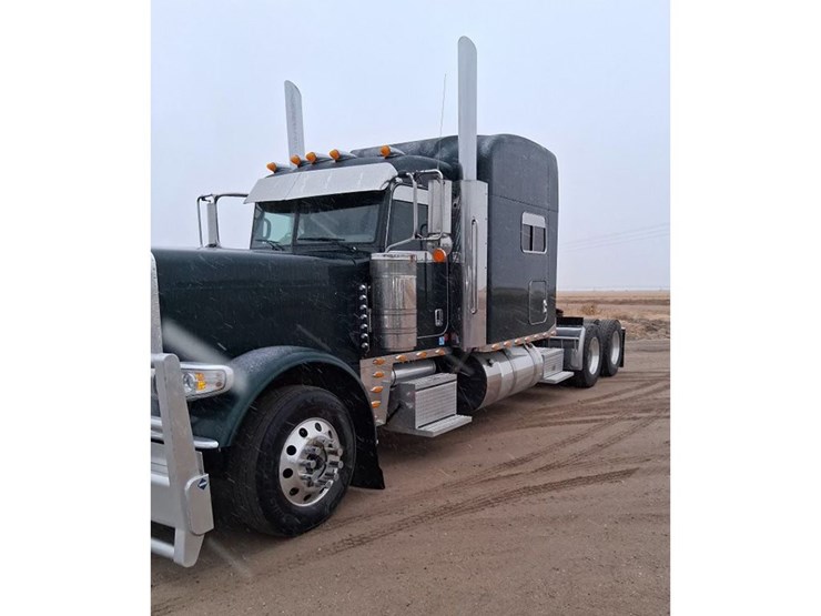 2023-peterbilt-389-image-1