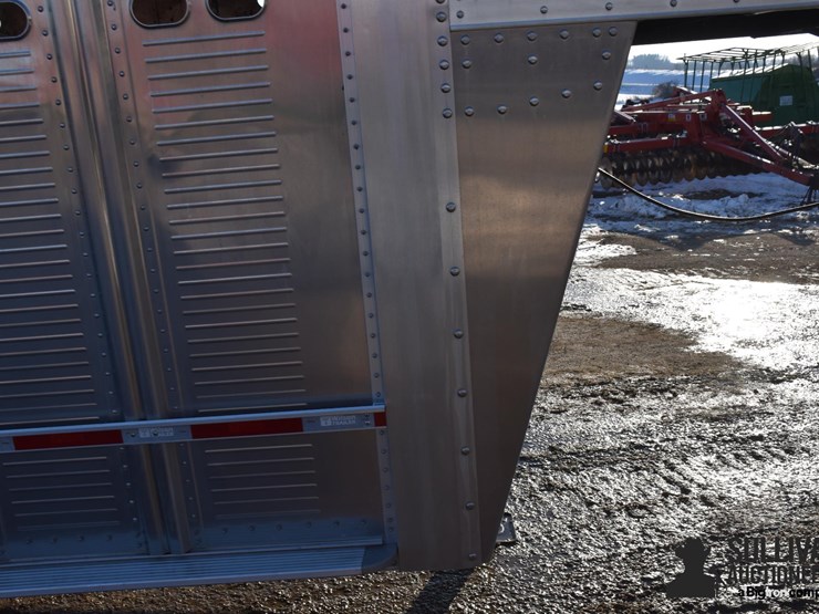 2025-wilson-livestock-trailer-image-15