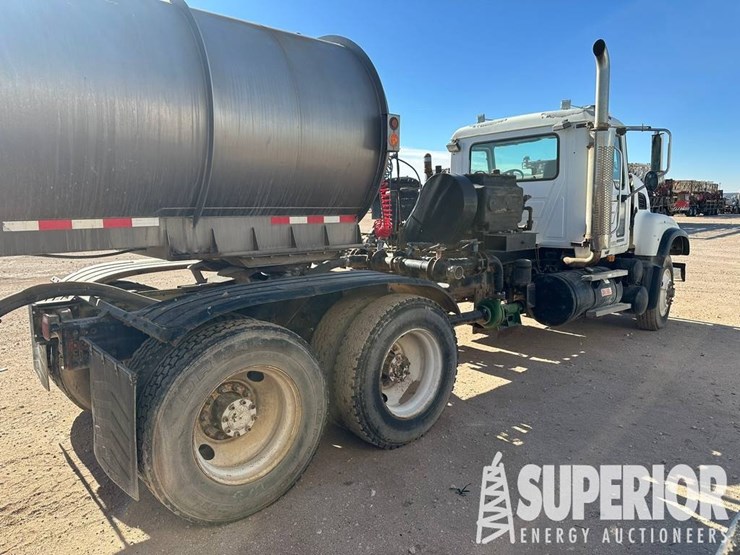 (x)-2006-mack-cv713-t/a-kill-truck,-vin-1m2ag11y9...-image-4