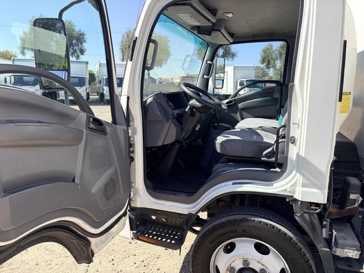 2016-isuzu-nrr-image-16