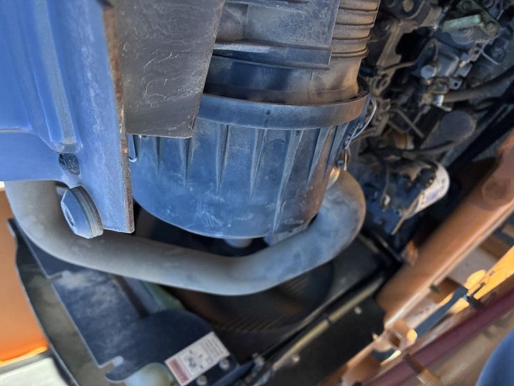 2004-case-580m-image-27