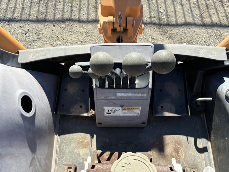 2004-case-580m-image-25