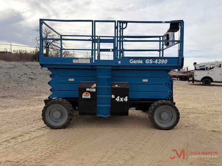 2015-genie-gs4390-roughterrain-scissor-lift-image-2