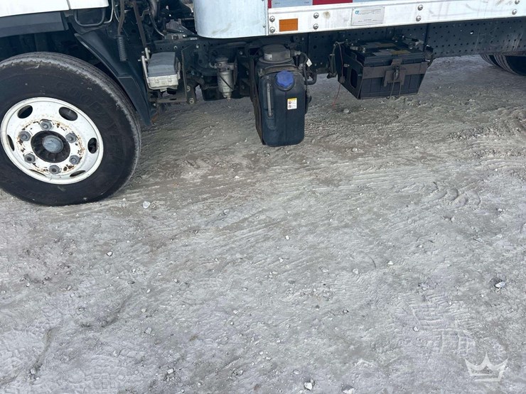 2016-isuzu-npr-image-19