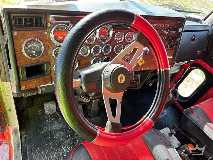 2000-peterbilt-378-image-23