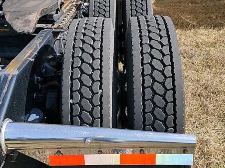 2016-peterbilt-389-image-9