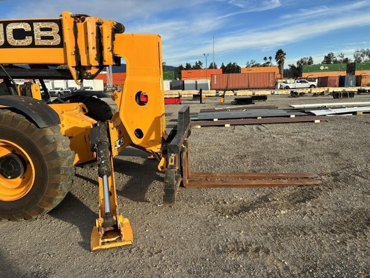 2014-jcb-telescopic-reach-lift-image-6