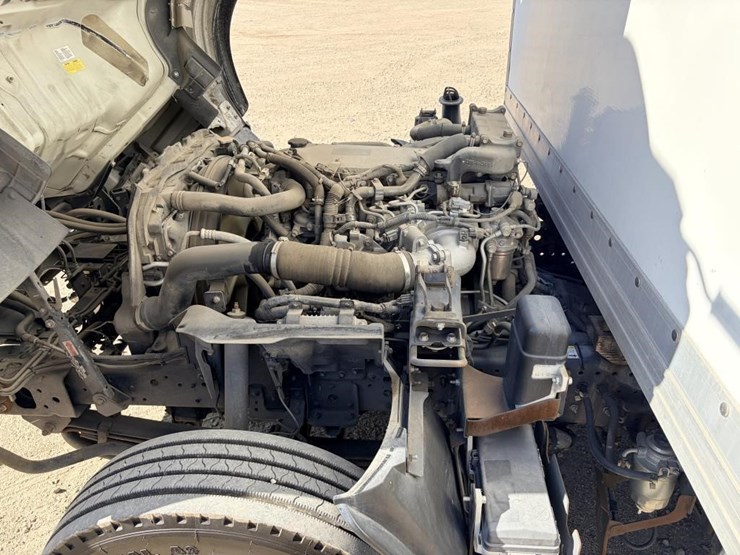 2016-isuzu-nrr-image-12