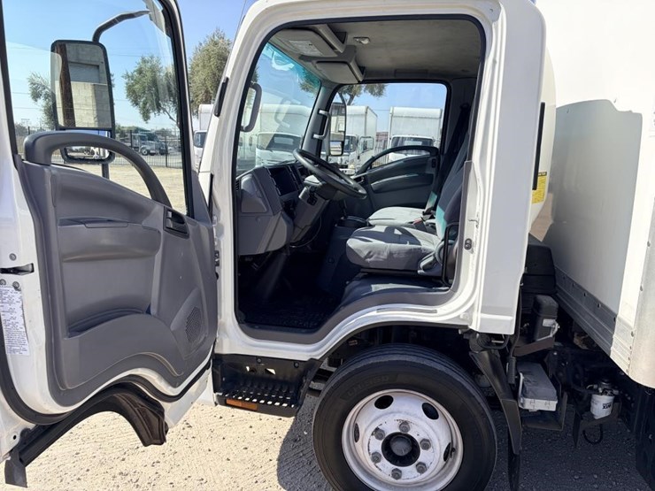 2017-isuzu-nrr-image-16