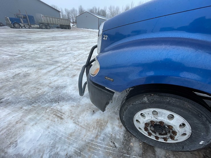 #308-•-2005-freightliner-columbia-semi-tractor-(has-wi-title)-(denmark,-wi)-image-60