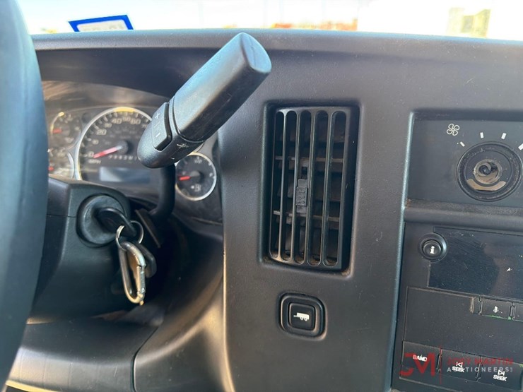 2013-chevrolet-3500-image-26